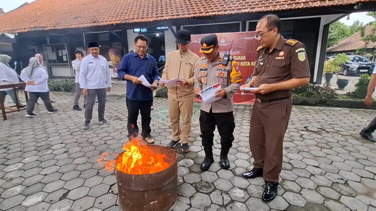 KPU Kota Kediri Musnahkan Kelebihan Surat Suara untuk Pilkada 2024