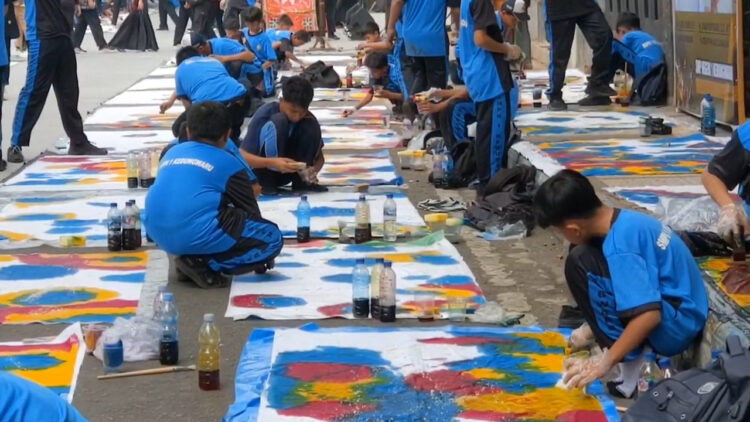 Seribu Pelajar Tulungagung Gelar Aksi Membatik Ciprat Massal