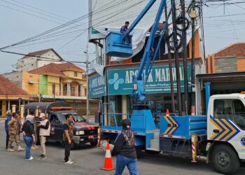 Bawaslu dan Satpol PP Kabupaten Blitar Tertibkan Ribuan Alat Peraga Kampanye Menjelang Masa Tenang Pilkada 2024