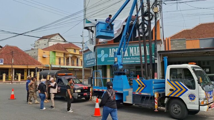 Bawaslu dan Satpol PP Kabupaten Blitar Tertibkan Ribuan Alat Peraga Kampanye Menjelang Masa Tenang Pilkada 2024