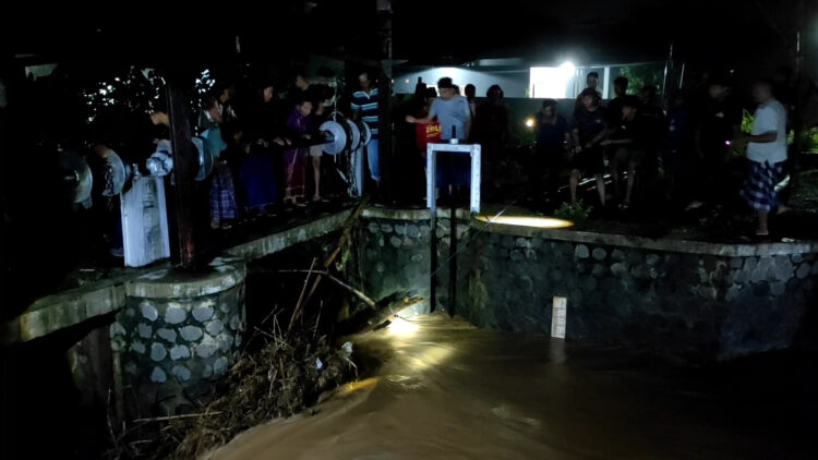 Hujan Deras Sebabkan Sungai Bendo Krosok Meluap dan Merendam Puluhan Rumah di Kediri