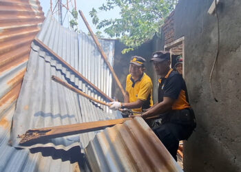 Paska Bencana Angin Kencang, Warga Bergotong Royong Membenahi Rumah Yang Rusak