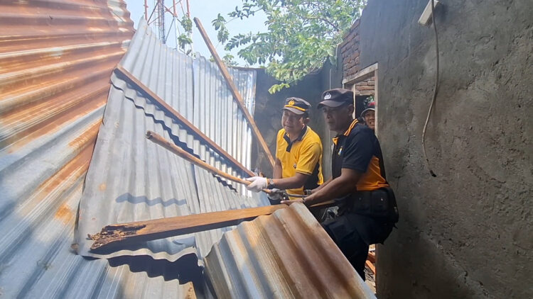 Paska Bencana Angin Kencang, Warga Bergotong Royong Membenahi Rumah Yang Rusak
