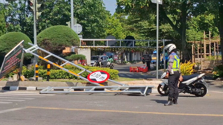 Portal Jembatan Semampir Kediri Kembali Roboh Untuk yang Keenam Kalinya