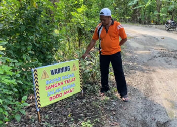 Warga Desa Senden Pasang Baliho Protes di Sepanjang Jalan Rusak
