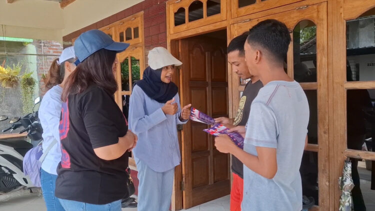 Paslon Feronica Regina Blusukan Keliling Kelurahan Gayam