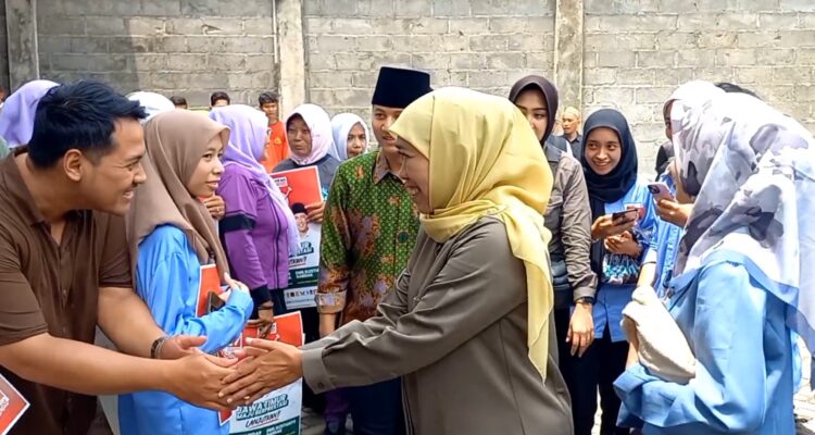 Mas Ipin Kenakan Baju Muslimat Dampingi Khofifah di Trenggalek