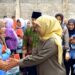 Mas Ipin Kenakan Baju Muslimat Dampingi Khofifah di Trenggalek