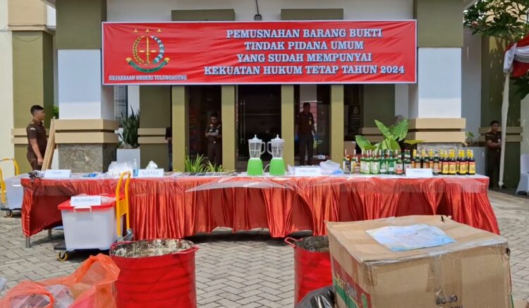 Ratusan Gram Narkoba dan Ratusan Botol Miras Dimusnahkan Kejari Tulungagung