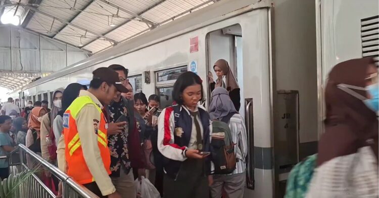 Ratusan Tiket Kereta Api Ludes Terjual Pada Saat Libur Pilkada 2024 di Kediri