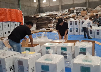 Logistik Pilkada Lengkap, KPU Kota Kediri Uji Coba Packing Logistik Masuk Kotak Suara