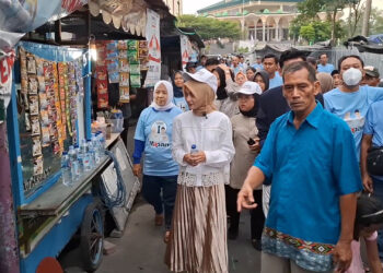 Paslon Vinanda Gus Qowim Blusukan Keliling Kelurahan Dan Bertemu PKL