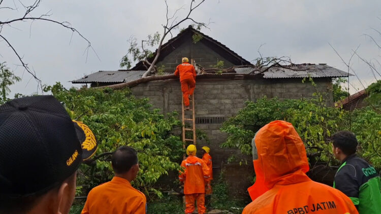 Hujan Angin Merusak Puluhan Rumah di Tulungagung