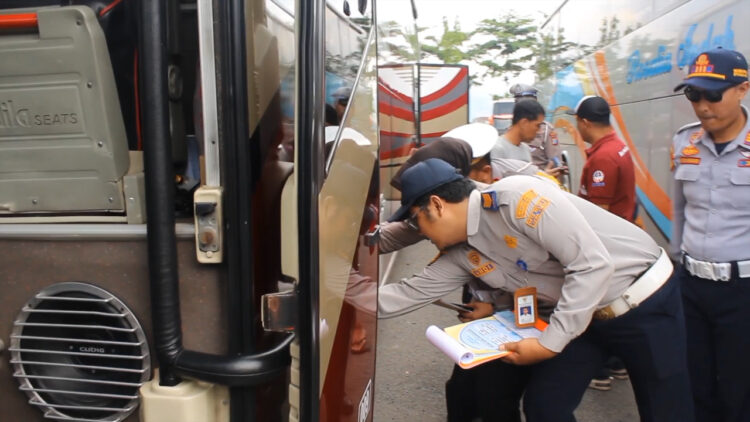 Jelang Libur Nataru, Ditlantas Polda Jatim Lakukan Ramp Check Di Terminal Bus Trenggalek