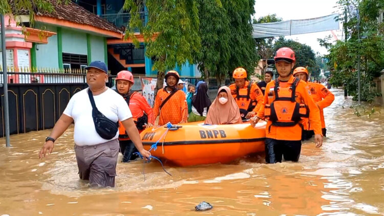 3 Kecamatan di Trenggalek Terdampak Banjir, Evakuasi Warga Menggunakan Perahu Karet