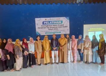 Disperdagin Kota Kediri Gelar Pelatihan Asah Kemahiran Membuat Tas Anyaman