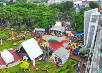 Hujan Tak Surutkan Semangat Ribuan Partisipan Ikuti E-FEST dan Penganugerahan Rekor Muri English Massive, Pj Wali Kota Kediri Beri Apresiasi
