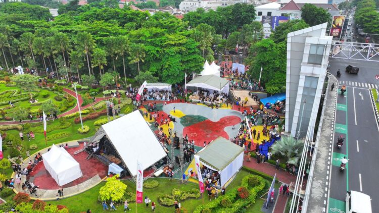 Hujan Tak Surutkan Semangat Ribuan Partisipan Ikuti E-FEST dan Penganugerahan Rekor Muri English Massive, Pj Wali Kota Kediri Beri Apresiasi