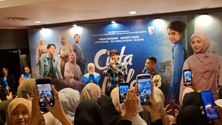 Pemeran Film Cinta Dalam Ikhlas Disambut Antusias Penggemar Film di Kota Kediri