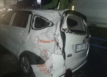 Diduga Terobos Palang Pintu, Sebuah Minibus di Kediri Ditabrak Kereta Api 