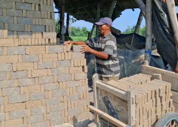 Musim Hujan Hambat Produksi Batu Bata di Kediri
