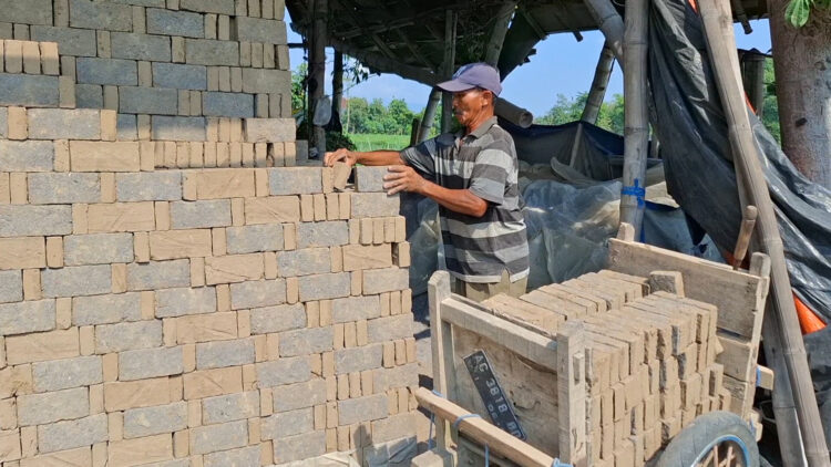Musim Hujan Hambat Produksi Batu Bata di Kediri