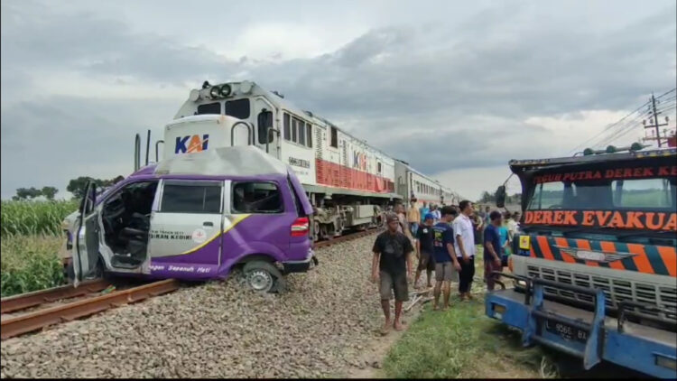 Pulang Mengantarkan Jenazah, Ambulan Tertabrak Kereta Api, Sopir Mobil Ambulan Meninggal