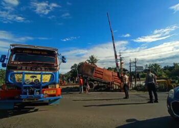 Truk Gandeng Tersambar Kereta Api Saat Melintas Di Palang Pintu Perlintasan