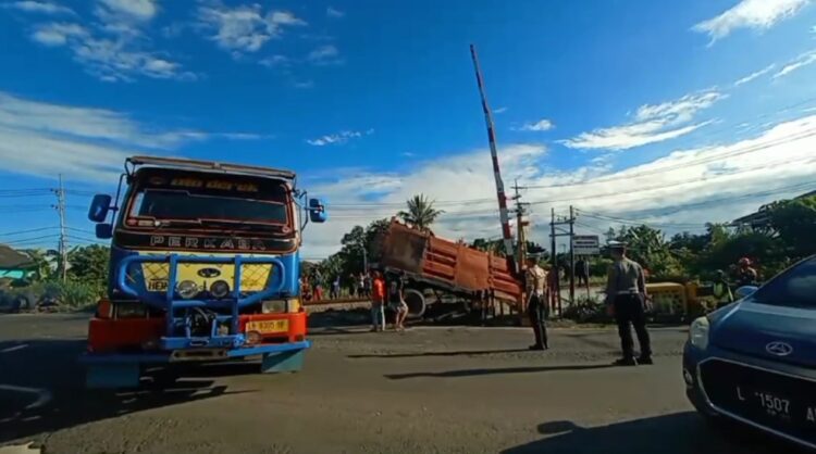 Truk Gandeng Tersambar Kereta Api Saat Melintas Di Palang Pintu Perlintasan