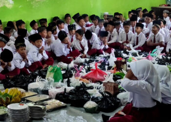 Ratusan Guru Dan Siswa Kediri Gelar Doa Bersama Untuk Guru Yang Jadi Korban Pembunuhan