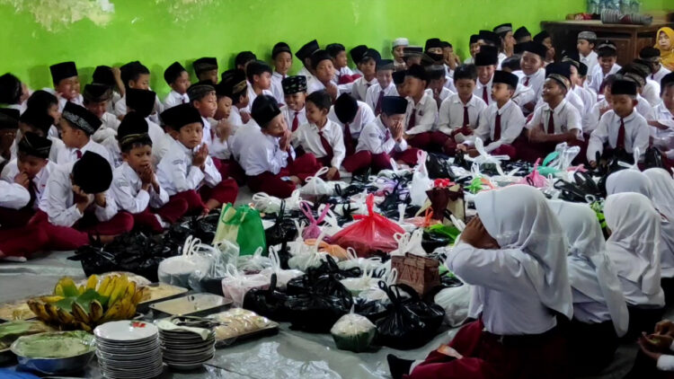 Ratusan Guru Dan Siswa Kediri Gelar Doa Bersama Untuk Guru Yang Jadi Korban Pembunuhan