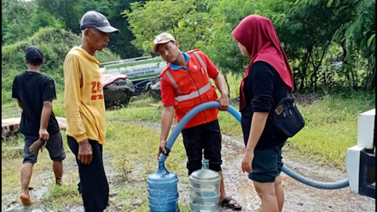 PMI Kabupaten Kediri Bantu Distribusikan Air Bersih Dan Sembako Ke Warga Terdampak Banjir Luapan Sungai Mbendo Monga Dusun Tiron, Kecamatan Banyakan, Kabupaten Kediri