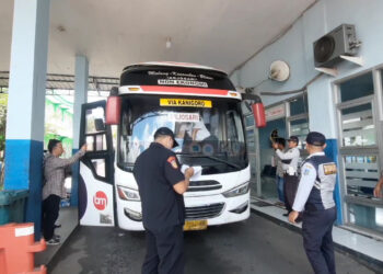Dinas Perhubungan Kabupaten Blitar Bersama BNN Lakukan Pemeriksaan Kendaraan di Terminal Kesamben