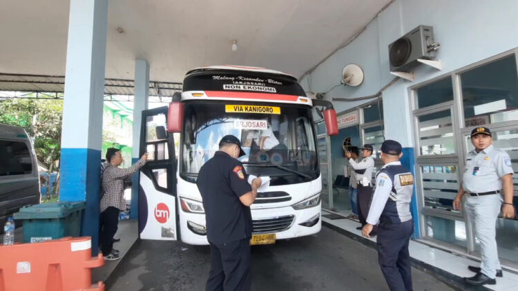 Dinas Perhubungan Kabupaten Blitar Bersama BNN Lakukan Pemeriksaan Kendaraan di Terminal Kesamben