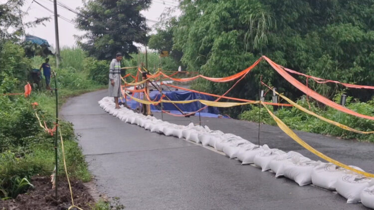 Jalur Utama Antar Kecamatan Di Tulungagung Longsor, Arus Lalu Lintas Dialihkan