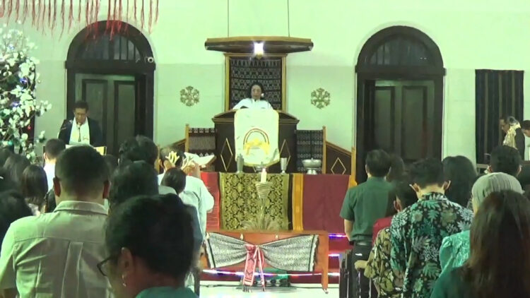 Suasana Kehangatan dan Kedamaian Menyelimuti Ibadah Natal di Gereja Merah Kediri