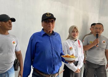 Ketua RSTN Kota Kediri Vinanda Prameswati Serahkan Kunci Rumah Baru Rohman Setelah Diperbaiki