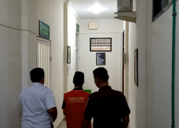 Sidang Perdana, Pimpinan Pondok Kampak Trenggalek Didakwa 5 Pasal Berlapis