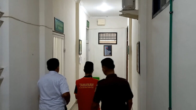 Sidang Perdana, Pimpinan Pondok Kampak Trenggalek Didakwa 5 Pasal Berlapis