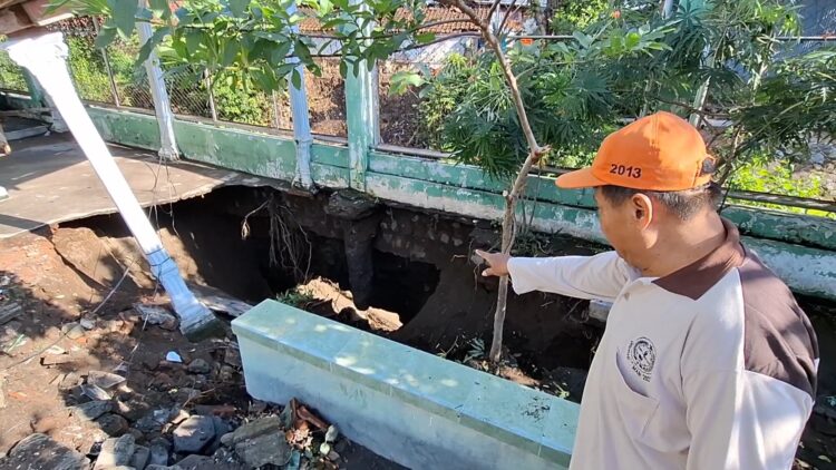 Halaman SDN Ngampel 2 Kota Kediri Ambles Akibat Longsor, Tidak Ada Korban Jiwa