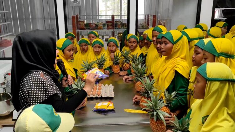 Siswa MI At Ta’awun Kediri Ikuti Pelatihan Olahan Nanas untuk Kembangkan Keterampilan dan Jiwa Kewirausahaan