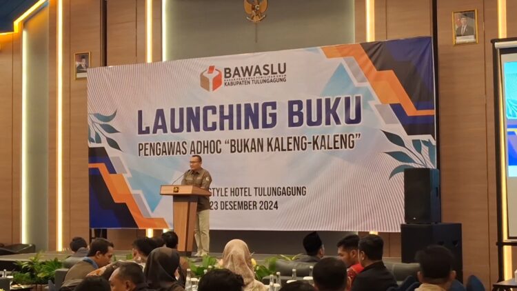 Bawaslu Tulungagung Luncurkan Buku ‘Pengawas Ad Hoc Bukan Kaleng-Kaleng’ Sebagai Apresiasi untuk Kinerja Pengawas Pemilu 2024