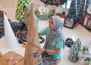 Manfaatkan Kardus, Pengrajin Pohon Natal Di Blitar Kebanjiran Pesanan