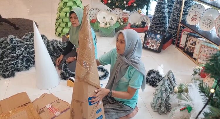 Manfaatkan Kardus, Pengrajin Pohon Natal Di Blitar Kebanjiran Pesanan