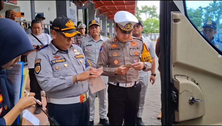 Razia Bus di Terminal Gayatri Tulungagung Pastikan Keamanan Jelang Natal dan Tahun Baru