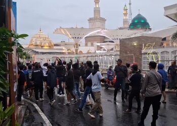 Suporter Arema FC Dengan Persis Solo Terlibat Saling Ejek