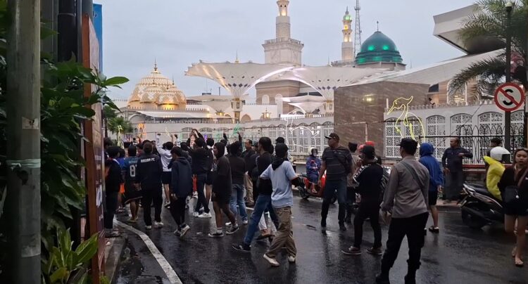 Suporter Arema FC Dengan Persis Solo Terlibat Saling Ejek