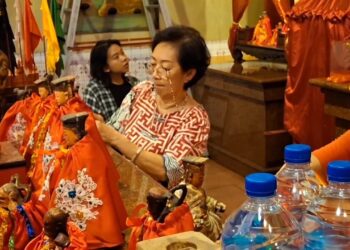 Sambut Imlek, Patung Dewa Di Kelenteng Tjoe Tik Kiong Berganti Baju Merah