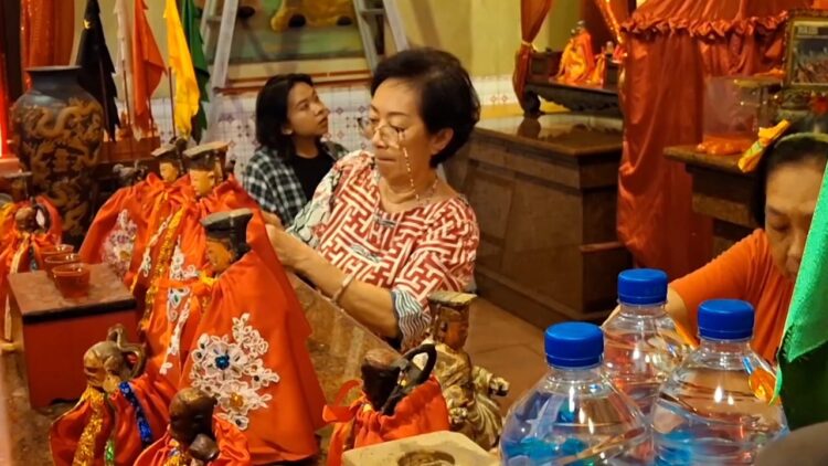 Sambut Imlek, Patung Dewa Di Kelenteng Tjoe Tik Kiong Berganti Baju Merah