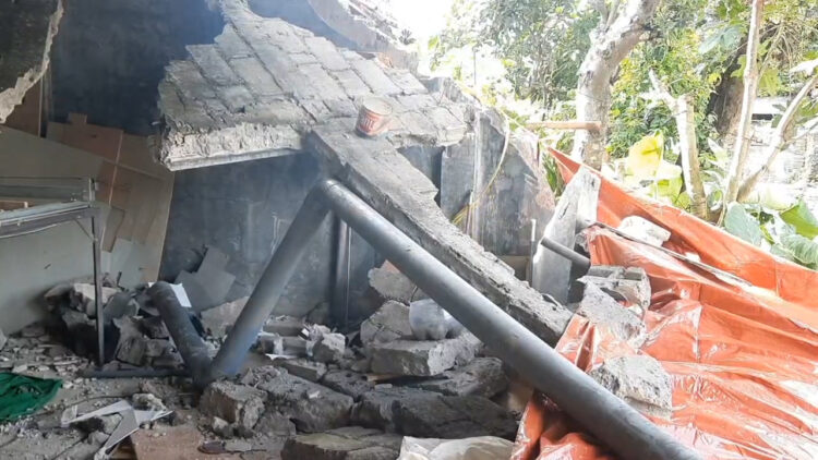 Gudang Rumah di Blitar Rusak Akibat Tanah Ambles, Pagar Beton Jatuh ke Sungai